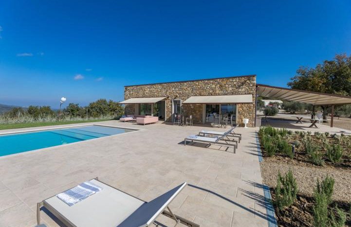 Private infinity pool with panoramic countryside views at La Calcinaia
